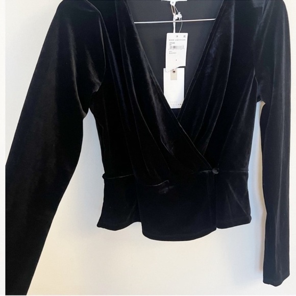 Good American Velvet Wrap Top Black V-Neck NEW Size (2) Medium Long Sleeves - Picture 5 of 9
